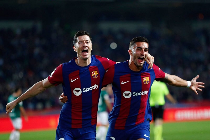 Cầu thủ Lewandowski đã ghi cú đúp bàn thắng cho Barcelona