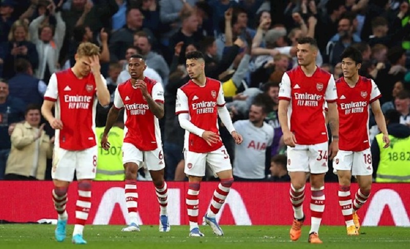 Arsenal thua trận và đang bị tụt hạng trên đường đua Ngoại Hạng Anh